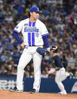 　６回、浜田（左）から先制ソロを浴び、ぼう然とする竹田（撮影・佐藤厚）