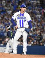 　６回、浜田（左）から先制ソロを浴び、ぼう然とする竹田（撮影・佐藤厚）