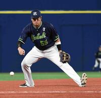 　３回、桑原の三ゴロを村上がファンブルする（撮影・佐藤厚）