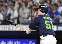 　６回、浜田は左越えに２号先制ソロを放つ（撮影・佐藤厚）