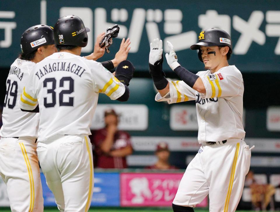 １回、先制３ランを放ち、タッチを交わす牧原（右）