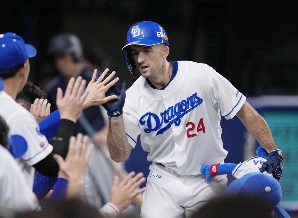 　５回、先制本塁打を放ちナインに迎えられるボスラー