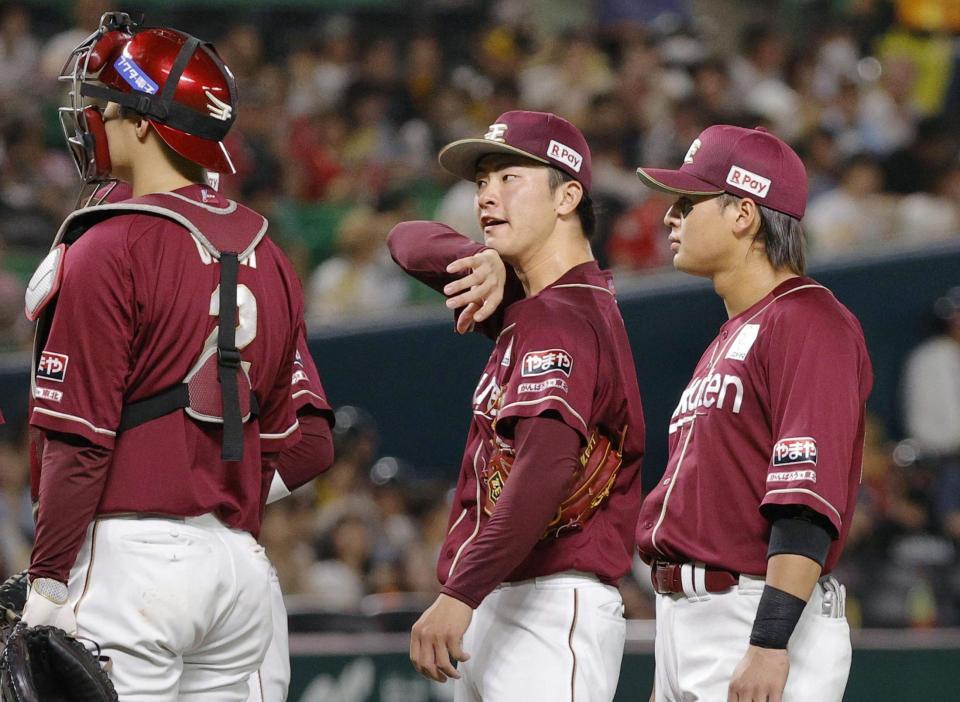 　２回、ピンチを招き、汗を拭う楽天・古謝（中央）＝みずほペイペイドーム