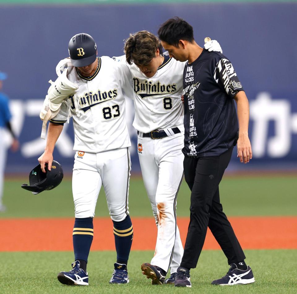 　３回、麦谷は二塁にスライディングし足を痛めベンチに戻る（撮影・山口登）