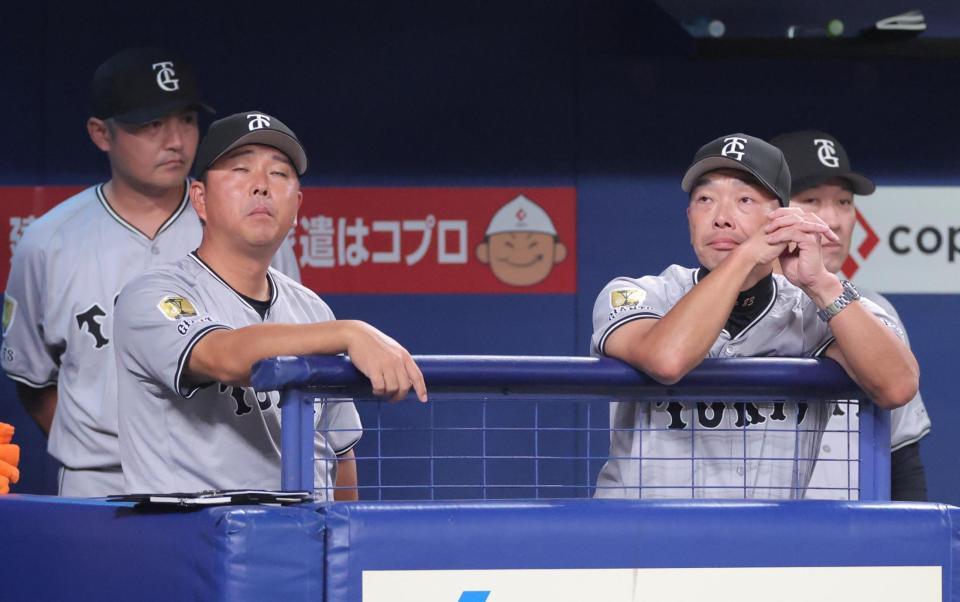 　２回、田中に適時打を許し、ベンチで浮かない表情の阿部監督