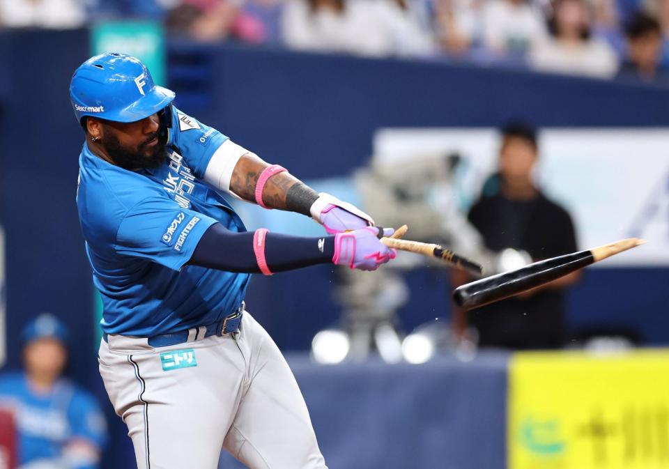 　２回、レイエスはバットを折りながら中前打を放つ（撮影・山口登）