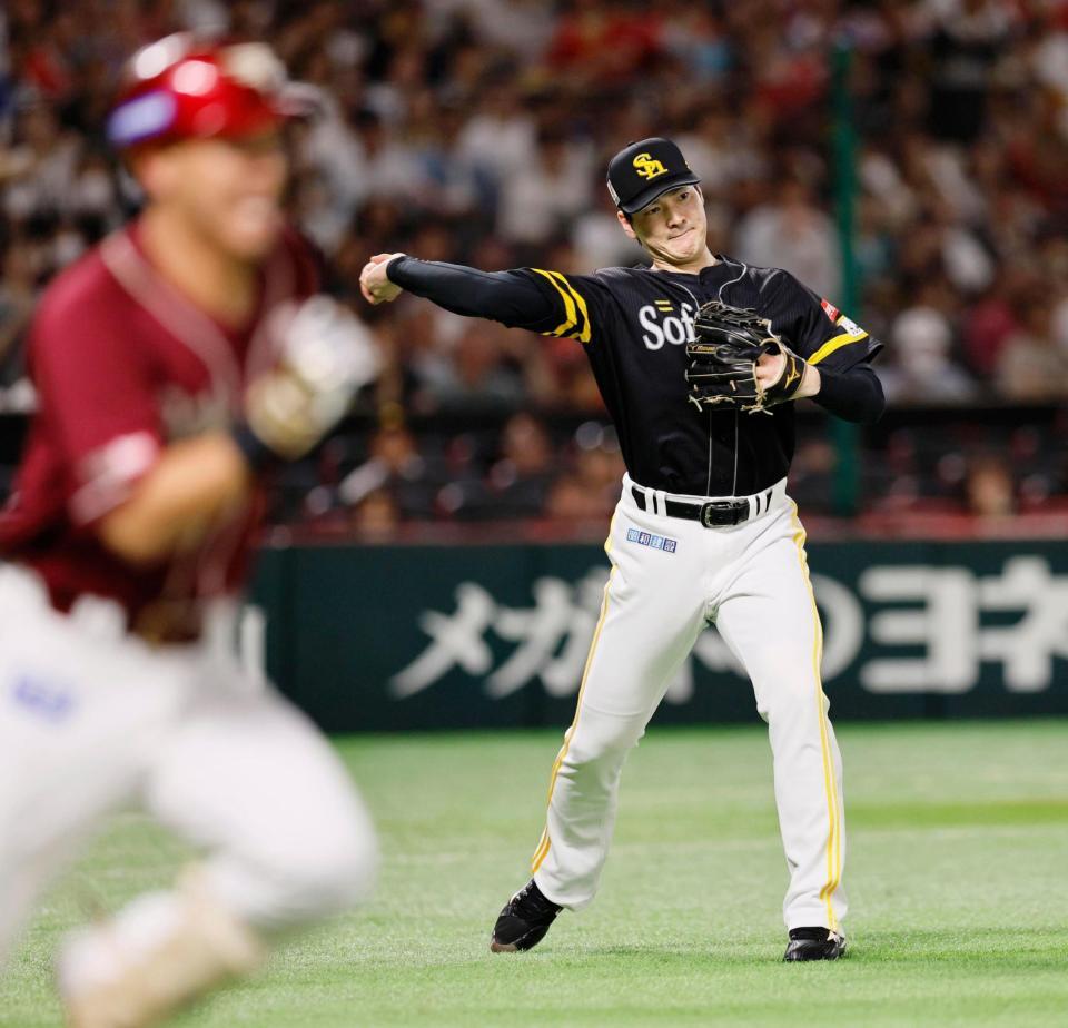 　２回、村林（手前）の投ゴロを一塁へ送球する有原