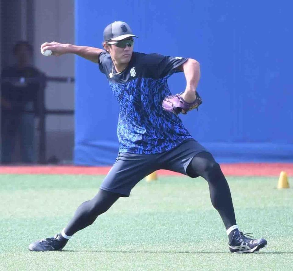 　サイドスローでキャッチボールする藤浪（撮影・佐藤厚）