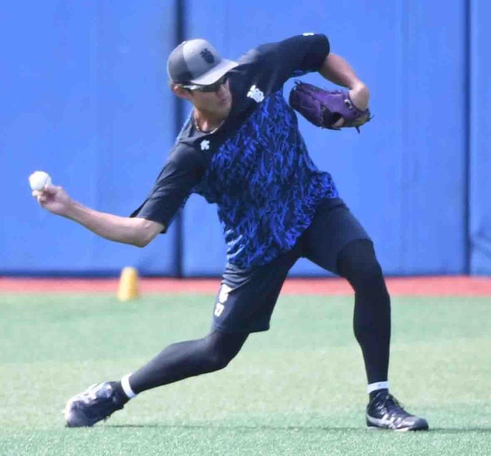 　アンダースローでキャッチボールする藤浪（撮影・佐藤厚）