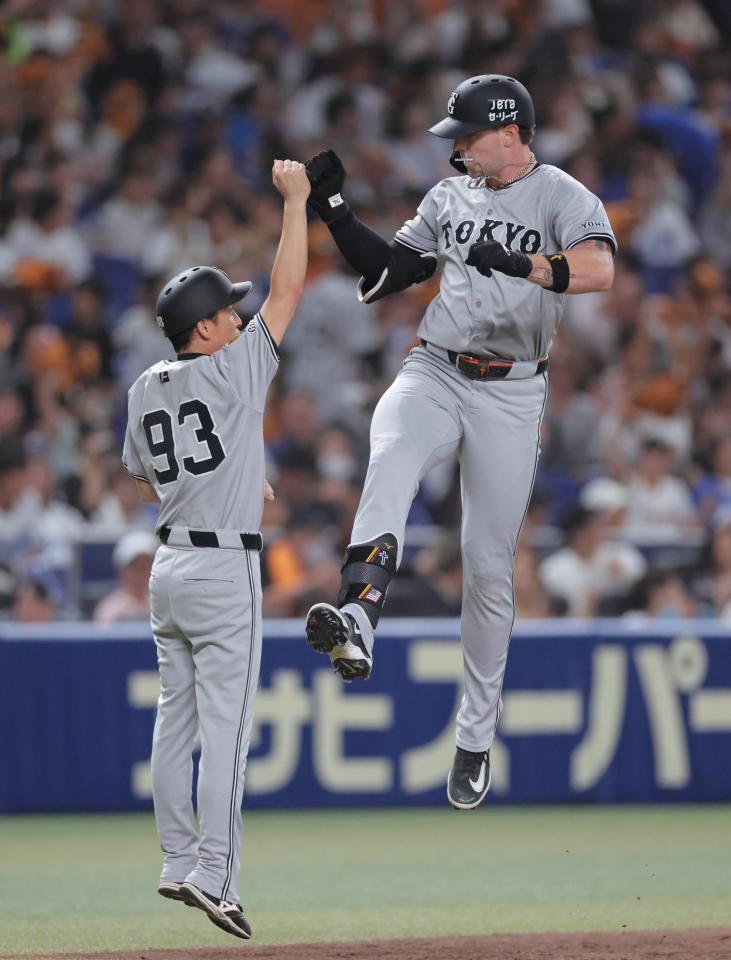 　３回、右越えソロを放ちタッチを交わすキャベッジ（右）