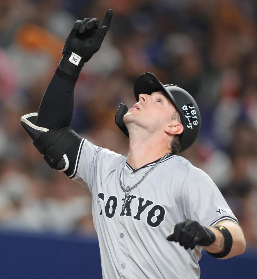 　３回、右越えソロを放ち生還するキャベッジ