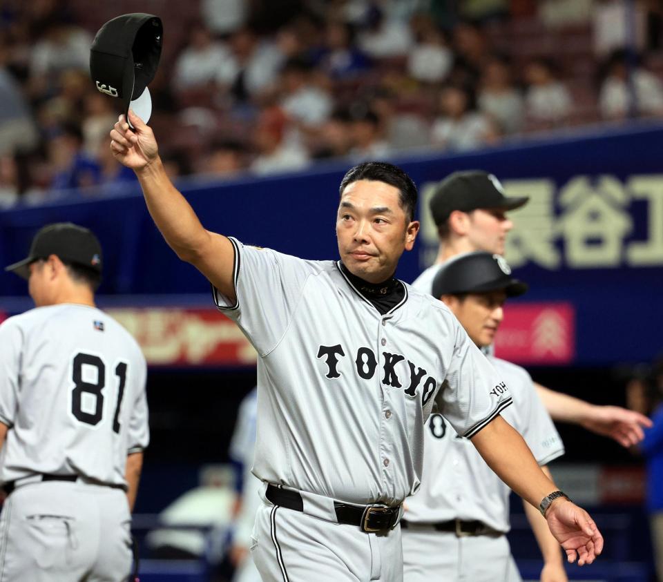 　中日に勝利し、ファンの声援に応える阿部監督