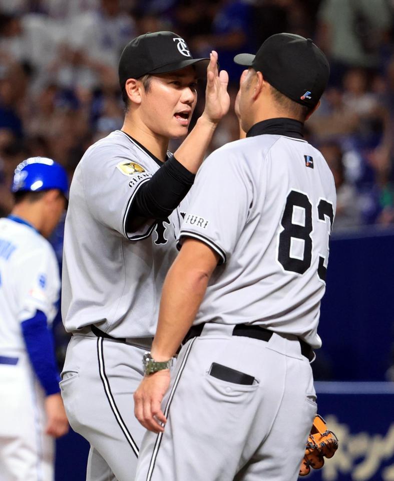 　中日に勝利し、阿部監督（右）とタッチを交わす坂本