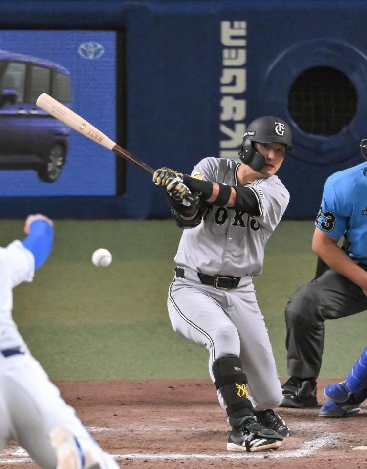 　９回、吉川が勝ち越しの二塁適時内野安打を放つ