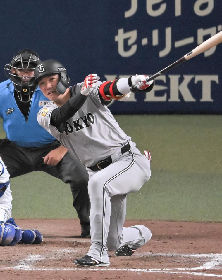 　９回、代打・坂本が同点の中前適時を放つ