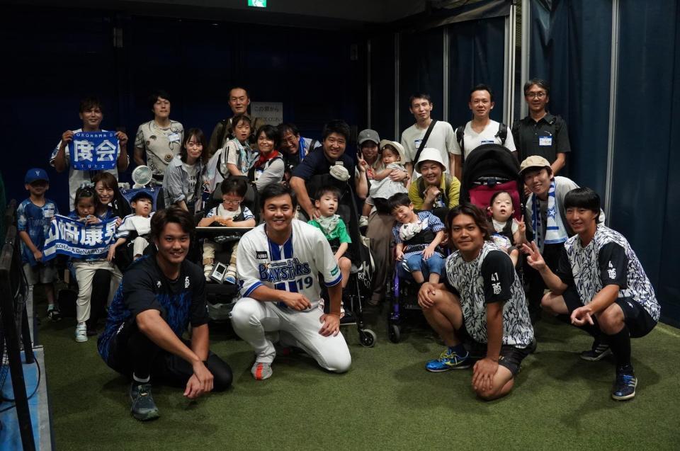 　招待した子どもたちとその家族と、記念撮影した（左から）藤浪、山崎、佐々木、度会（球団提供）