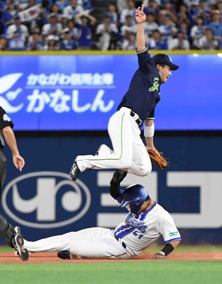 　３回、蝦名は二盗に成功する（撮影・佐藤厚）