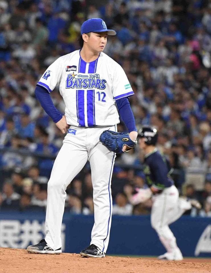 　６回、浜田（左）から先制ソロを浴び、ぼう然とする竹田（撮影・佐藤厚）