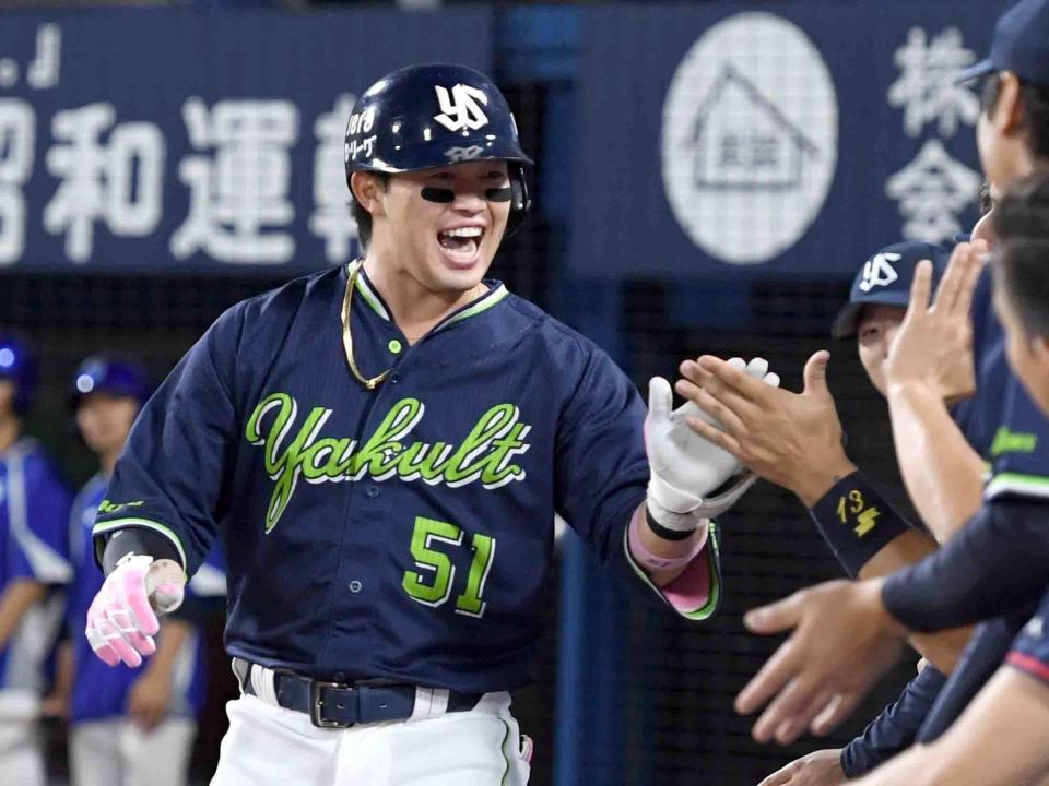 　６回、浜田は左越えに２号先制ソロを放ち、笑顔でベンチに戻る（撮影・佐藤厚）