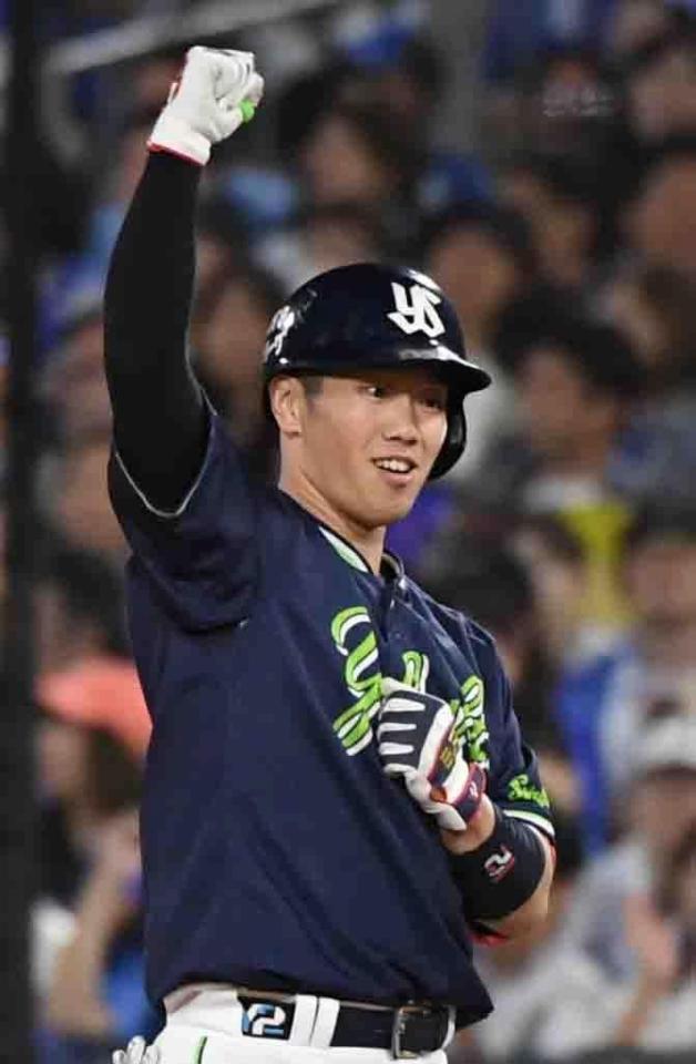 　６回、古賀は右前に２点適時打を放ち、高々とガッツポーズ（撮影・佐藤厚）