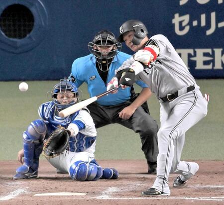 　９回、２死満塁で代打坂本が同点の中前適時打を放つ坂本