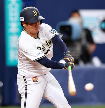 　７回、左前に勝ち越し２点適時打を放つ大城（撮影・山口登）