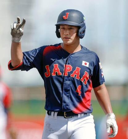 　３回、適時打を放ち喜ぶ奥村凌