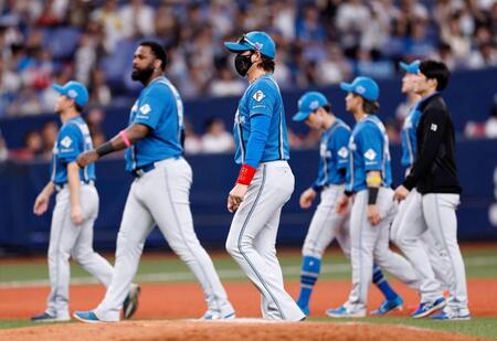 　３連敗を喫し、引き揚げる新庄監督（中央）ら