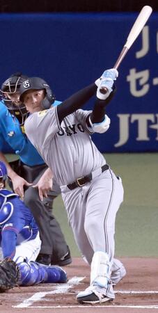 　１回、岸田が先制の右中間二塁打を放つ