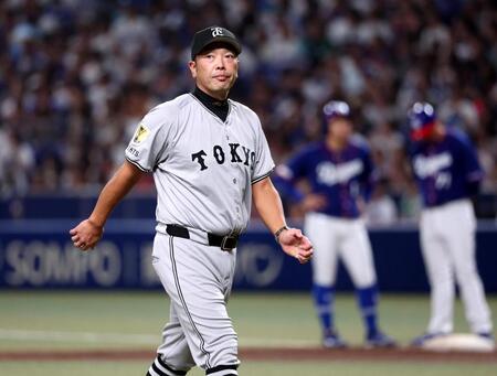 　５回、投手交代を告げてマウンドからベンチに戻る阿部監督