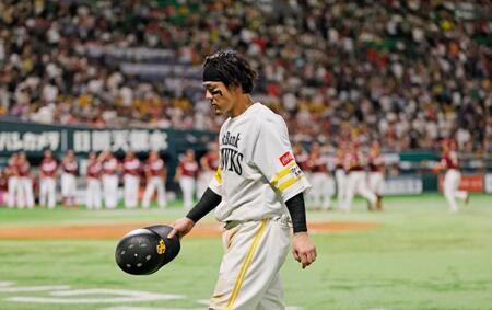 　９回、二ゴロに倒れて最終打者となり引き揚げる牧原大