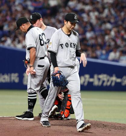 　５回途中で降板する横川（右）。左は阿部監督