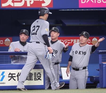 　７回、吉川の中前打で生還した岸田をベンチで迎える阿部監督（左）