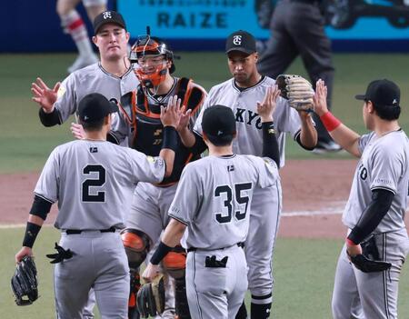 　中日に勝利し、タッチを交わす巨人ナイン