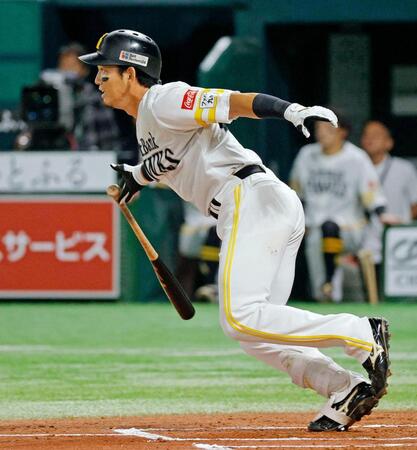 　１回、二ゴロ併殺に倒れる栗原