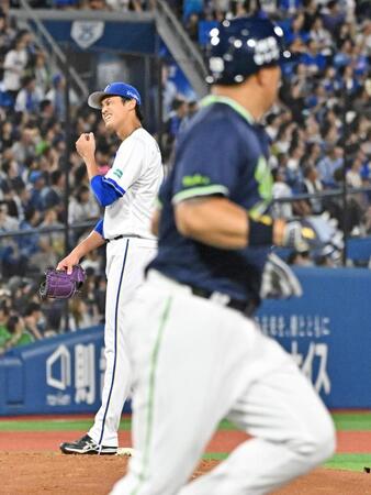 　２回、オスナ（手前）に先制本塁打を浴びた藤浪