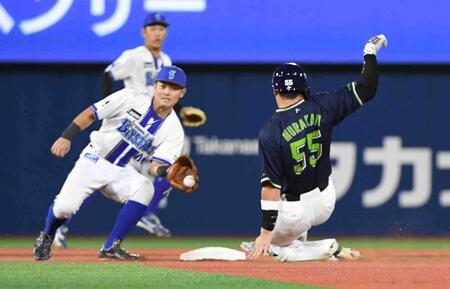 　４回、村上は二盗に失敗する（撮影・佐藤厚）