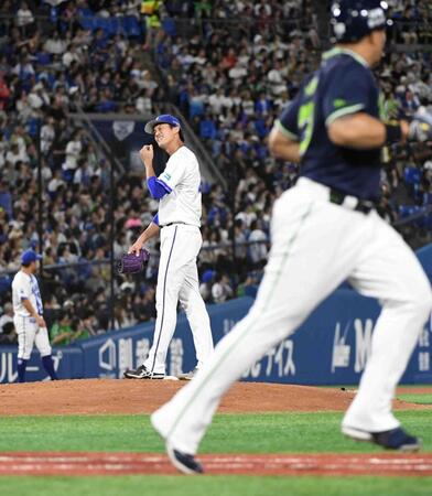 　２回、オスナ（右）に先制ソロを打たれ、悔しがる藤浪（撮影・佐藤厚）