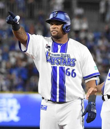 　８回、ビシエドは左前に勝ち越し適時打を放ち、ガッツポーズ（撮影・佐藤厚）