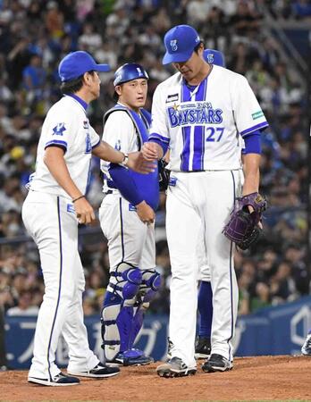 　７回、中村悠に死球を与え三浦監督（左）から交代を告げられる藤浪（右）＝撮影・佐藤厚