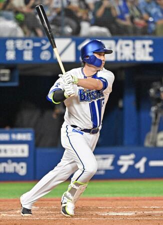 　４回、佐野が右翼線に適時二塁打を放つ