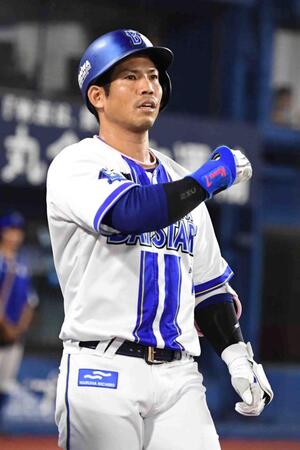 　６回、桑原は左中間に勝ち越しの４号ソロを放ち、「デスターシャ！」＝撮影・佐藤厚