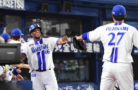 　４回、佐野の右翼への二塁打で生還し、藤浪（右）とタッチするビシエド（撮影・佐藤厚）