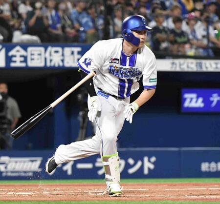 　４回、佐野は右翼へ同点適時二塁打を放つ（撮影・佐藤厚）