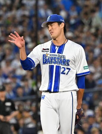 　１回、内山に四球を与え、厳しい表情の藤浪