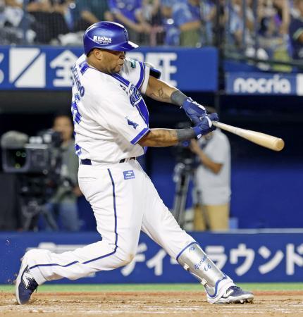　８回ＤｅＮＡ２死満塁、ビシエドが左前に勝ち越し打を放つ＝横浜