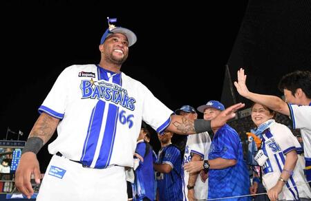 　ファンとタッチを交わすビシエド（撮影・佐藤厚