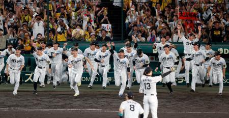 　プロ野球セ・リーグで２年ぶり７度目の優勝を決め、駆け出す阪神ナイン。１９９０年の巨人の９月８日を抜き、両リーグで史上最速の優勝決定となった＝７日、甲子園球場