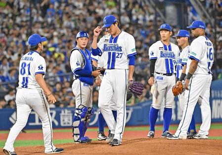 　７回、途中降板する藤浪（中央）。左端は三浦監督