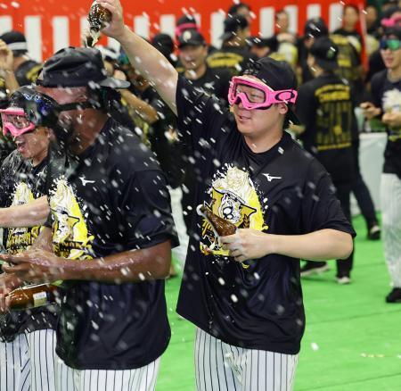 　祝勝会でビールをかける阪神・大山＝７日、兵庫県内